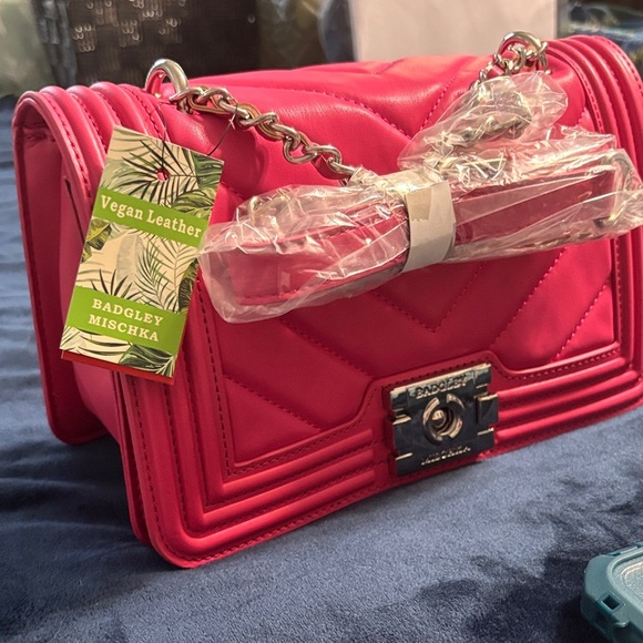NWT!! Badgley Mischka Hot Pink Quilted Crossbody With Adjustable Strap Bag - Picture 3 of 6